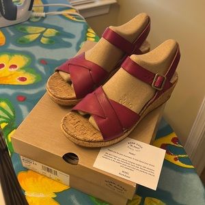 NWTs Kork-Ease Myrna sandals, size 8.